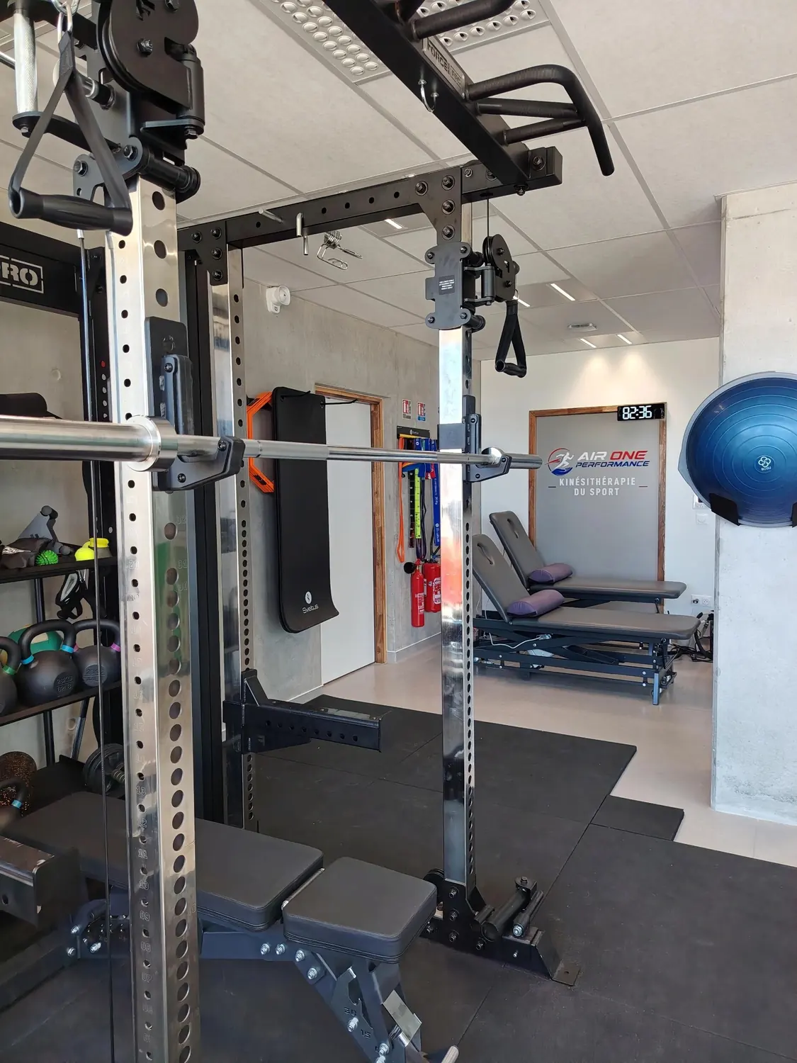 Plateau technique du cabinet Air One Performance avec rack de musculation et matériel de réathlétisation