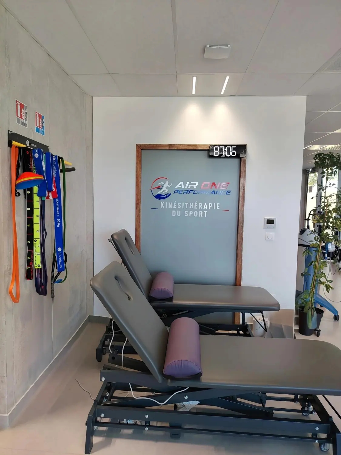Plateau technique Air One Performance avec espace de réathlétisation et matériel de renforcement