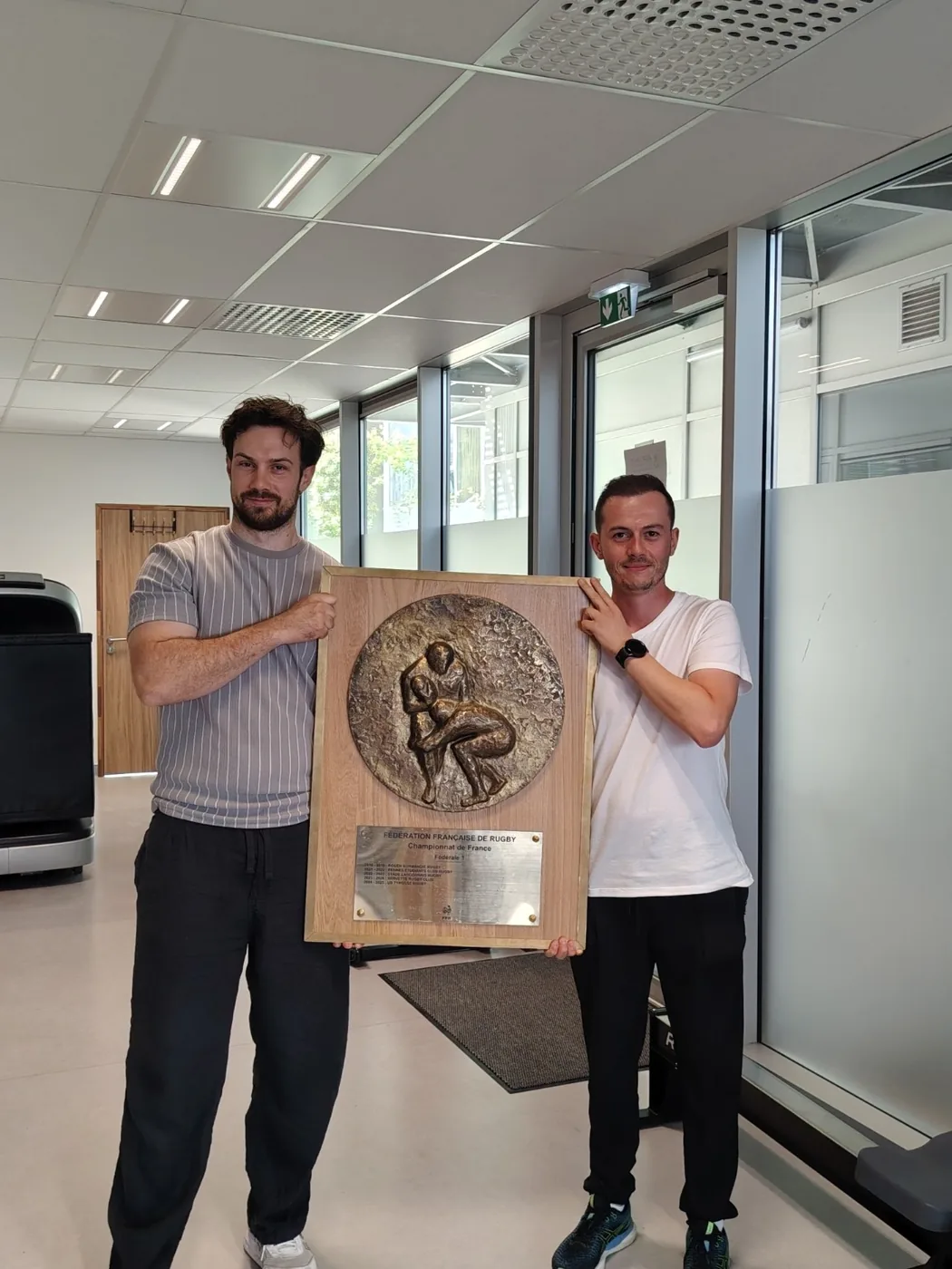Équipe du cabinet Air One Performance avec trophée sportif