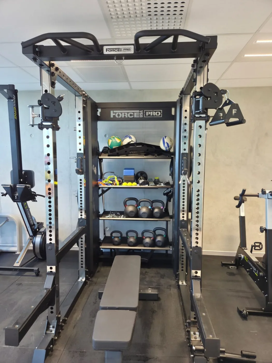 Rack de musculation et espace de renforcement au cabinet Air One Performance