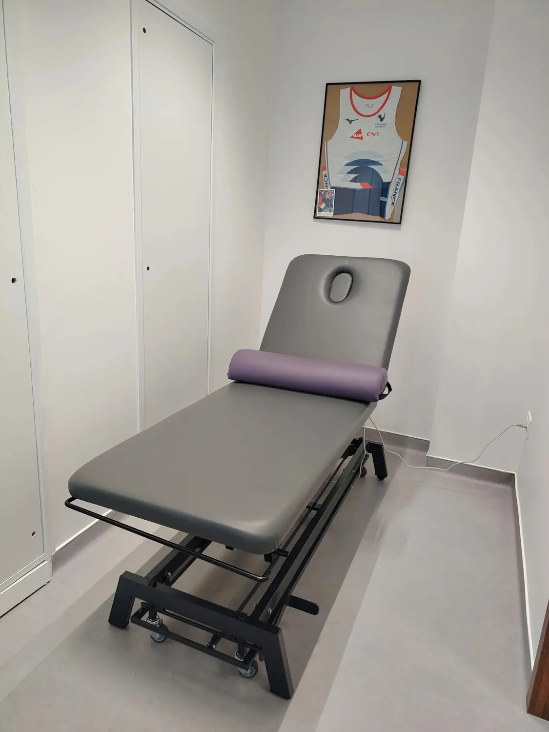 Salle de soin du cabinet Air One Performance avec table de kinésithérapie