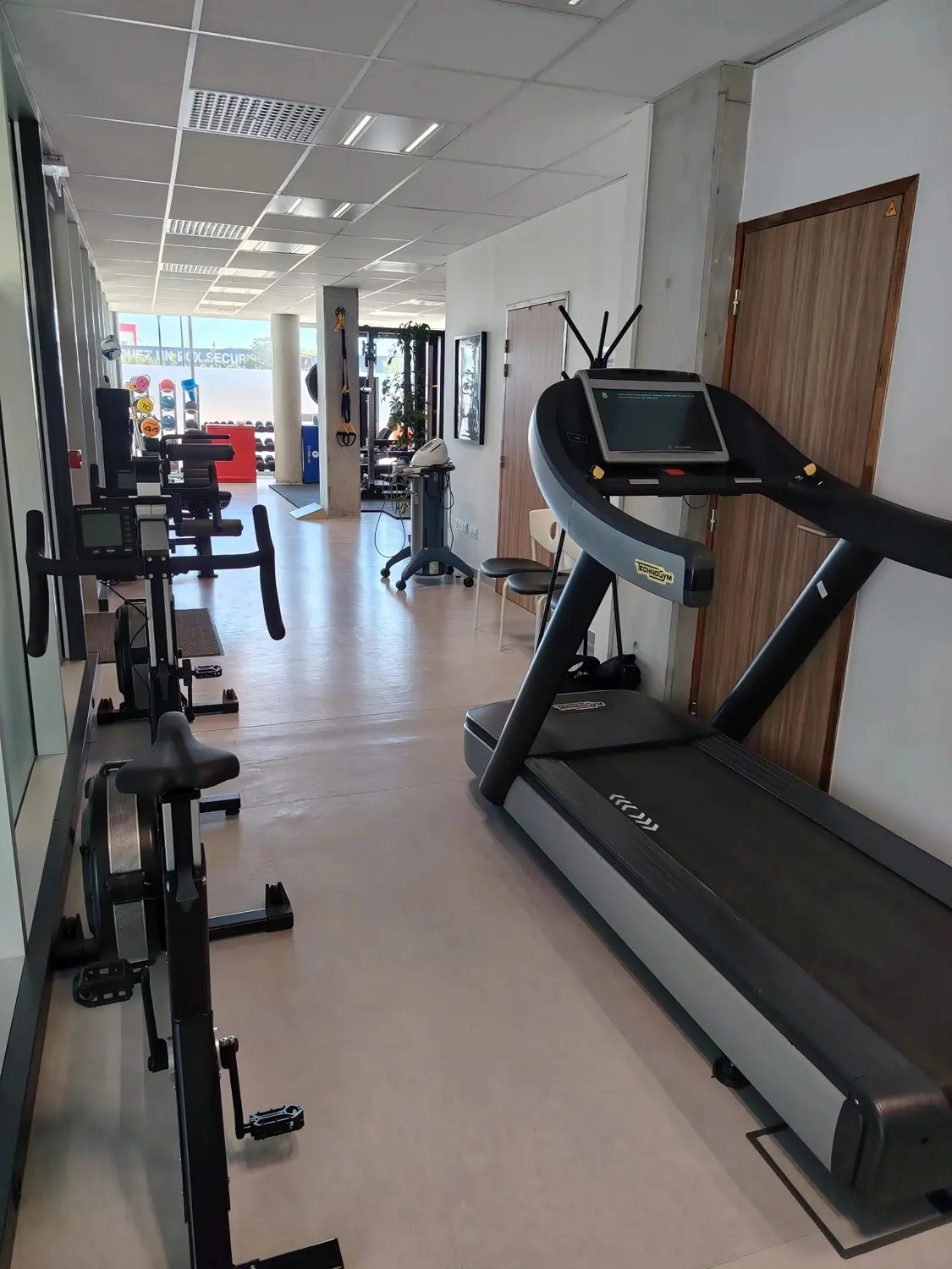 Tapis de course et plateau technique au cabinet de kinésithérapie du sport